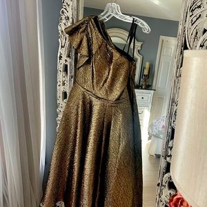 Beautiful Mac Duggal one shoulder bow midi. Worn only once. Size 10